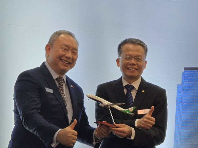 長榮航空孫嘉明總經理(右)特別致贈波音787飛機模型,給駐美代表俞大㵢(左)。(記者王憶紅攝)