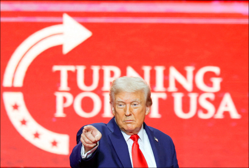 川普政府對三十個被認定為國家與經濟安全至關重要的產業，尋求透過關稅減免、營收保障或入股等各種方式達成協議，以期在明年年中選舉時為總統川普取得政治勝利。（路透）