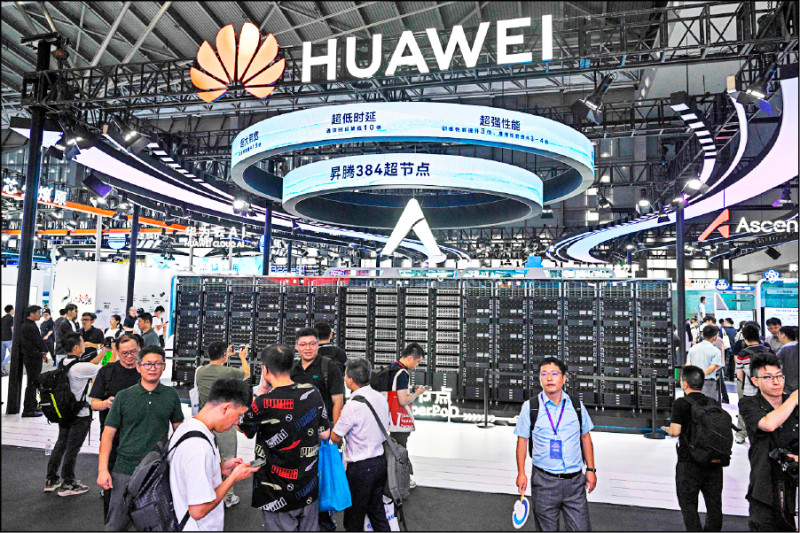 彭博報導，加拿大研究公司TechInsights拆解華為多個第三代昇騰（Ascend）910C人工智慧處理器後，發現台積電、三星與SK海力士的先進元件。（法新社檔案照）