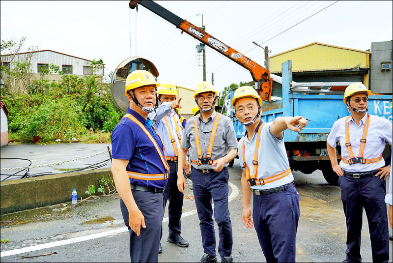 丹娜絲風災過境，中華電信董事長簡志誠（左一）親赴嘉義勘查搶修狀況。（中華電信提供）