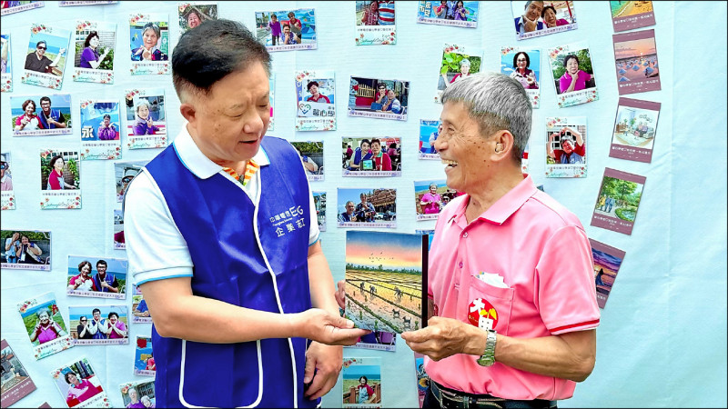 中華電信董事長簡志誠擔任「馨心學堂」校長，開心聆聽潘金福班長暢談其AI畫作的創作發表。（中華電信提供）
