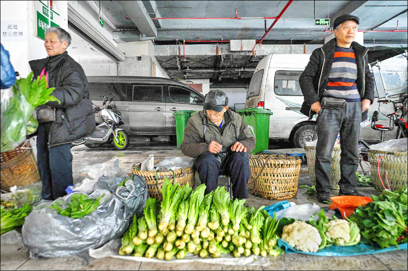 中國給農民極低的土地補償，用遠低於其他國家的成本，實現了城市化和工業化；數億農民工投身城市建設，拿到的微薄薪酬只是他們應得收入的一小部分。（法新社資料照）