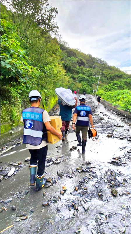 台東海端鄉霧鹿、利稻村因道路中斷成孤島，中華電信工程團隊扛著低軌衛星OneWeb設備。（中華電信提供）