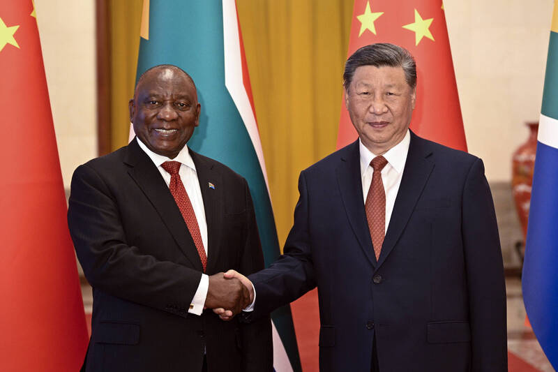 中國是南非最大的貿易夥伴，兩國近年建立密切合作關係。圖為南非總統拉瑪佛沙（左）與中國國家主席習近平（右）。（美聯社資料照）