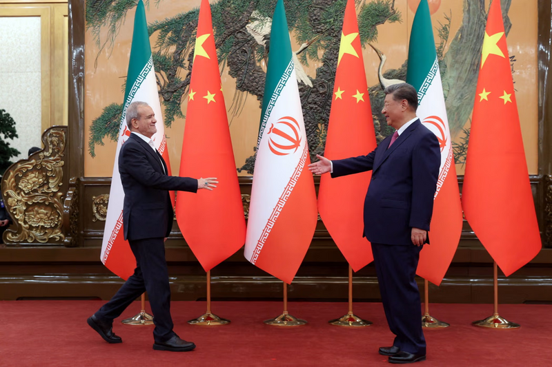 中國國家主席習近平(右)上月於北京會見伊朗總統佩澤斯基安(Masoud Pezeshkian,左)。(路透資料照)