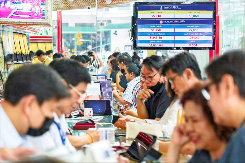 週一金價一度上漲1.5％來到每盎司3945美元。（路透資料照）