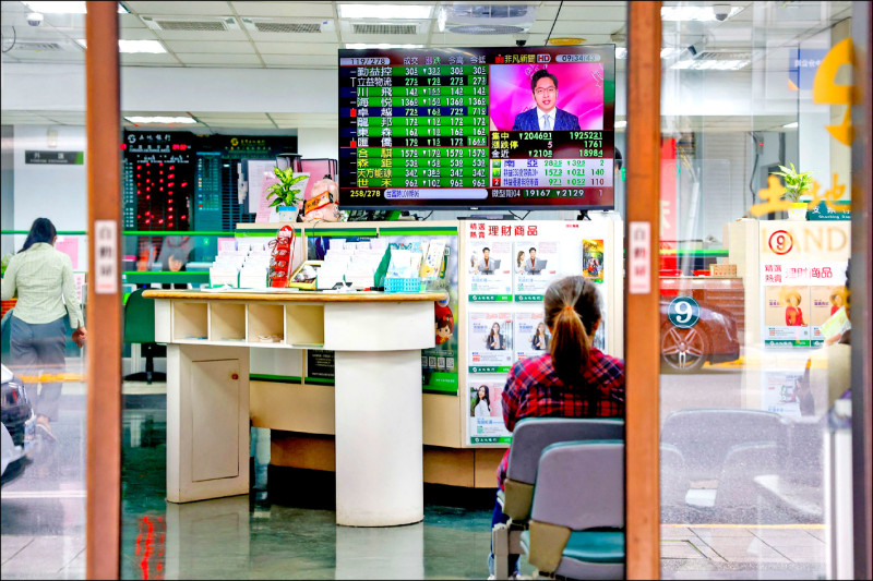 金管會公布最新「金融三業」獲利表現，仍在低檔盤旋！（路透資料照）