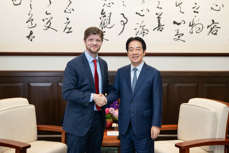 美國保守派意見領袖賽斯頓（Buck Sexton）近日訪台專訪賴清德總統，今於美國廣播節目「The Clay Travis and Buck Sexton Show」播出。（總統府提供）