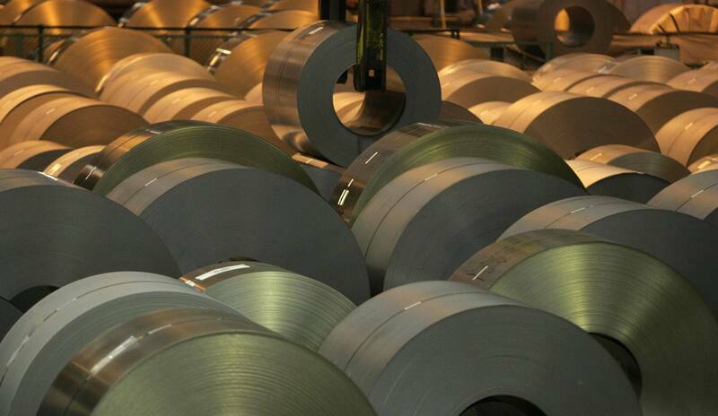 歐盟執委會7日公布提案，對進口鋼鐵關稅提高1倍至50%。（路透檔案照）