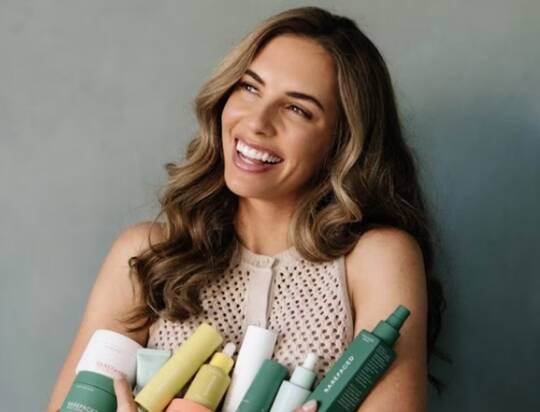 38歲的哈珀(Jordan Harper)全職工作是一名護理師,創立副業經營保養品牌,第一年營收就超過新台幣3億元。(翻攝自網路)