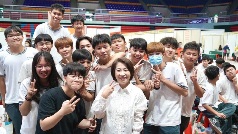 屏東縣長周春米鼓勵高中職學生積極把握與企業直接面對面的機會。（屏東縣政府提供）