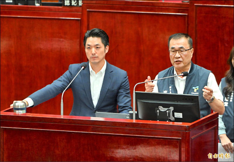 台北市副市長李四川(右)昨在北市議會表示,新新併前新壽就有發函請求轉移T17、T18地上權契約,市府當時就表示不同意,併入台新後,市府不會同意台新繼受地上權合約。(記者田裕華攝)