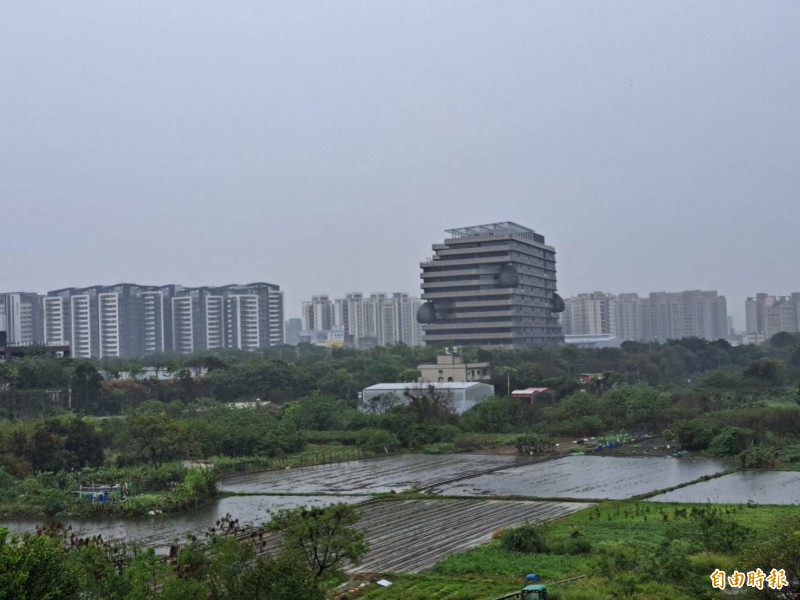新竹市府想爭取美國AI科技大廠輝達進駐設立總部，市議員曾資程酸市府無配套「說得比做得快」，恐是場政治口號秀。圖為公道五路沿線土地現況。（記者洪美秀攝）