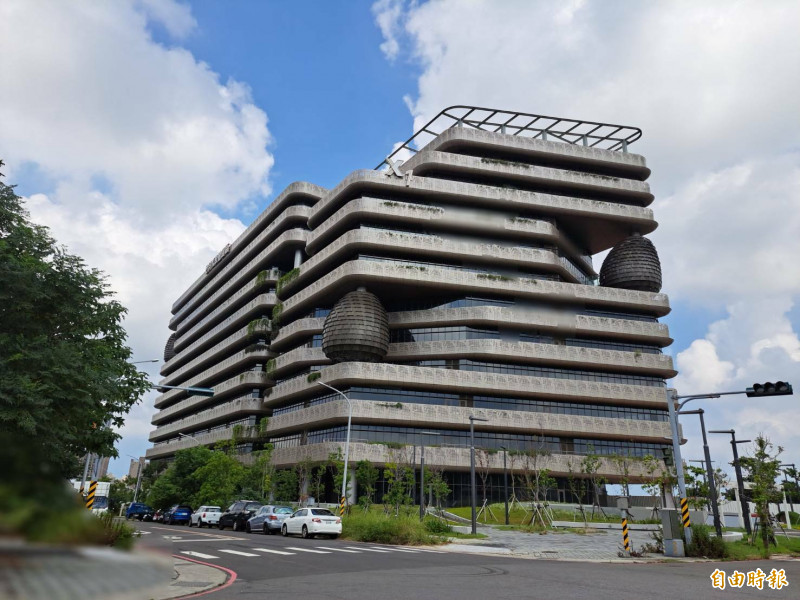 新竹市府想爭取美國AI科技大廠輝達進駐設立總部，市議員曾資程酸市府無配套「說得比做得快」，恐是場政治口號秀。圖為公道五路已完成的竹科X軟體園區。（記者洪美秀攝）