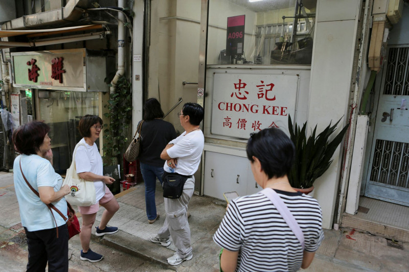 金價創新高 港人爭相賣金變現