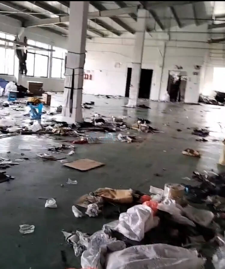 中國網友爆料，嘉興一家工廠的老闆趁著長假，搬空設備落跑。（圖取自中國社交平台）