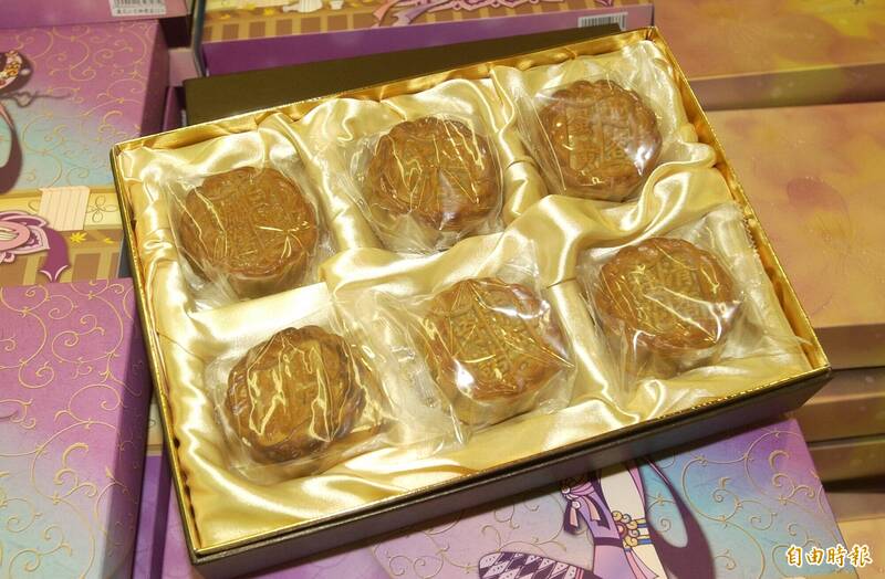 中秋節剛剛結束,作為節日食品的月餅一夕之間從「搶手禮盒」變成「庫存負擔」。月餅示意圖。(資料照)