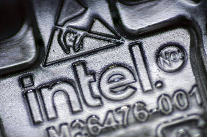 輝達以50億美元入股英特爾，未來雙方將攜手開發AI基礎設施與PC晶片。（歐新社）