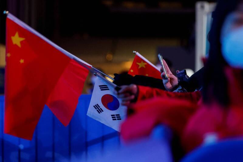 著中國產業升級，中國企業在半導體、電池、顯示器等領域快速崛起，南韓從原本的互補、甚至主導位置逐漸被競爭者取代。示意圖。（路透資料照）