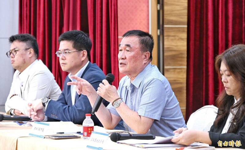 台北市副市長李四川說明，市府將啟動與新壽T17、T18地上權合意解約程序。（記者方賓照攝）