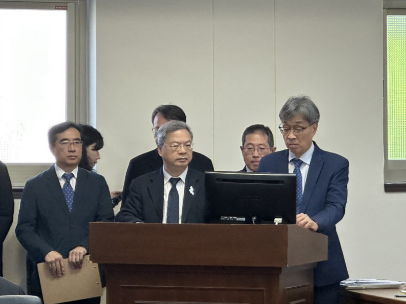 經濟部長龔明鑫（右2）。（記者楊媛婷攝）