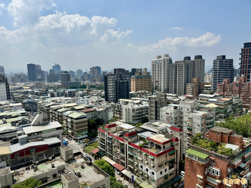 4月才經歷過股災、10月又出現一場幣災，房產業者建議做好風險控管規劃，有賺錢就先拿來償還房貸。（記者徐義平攝）