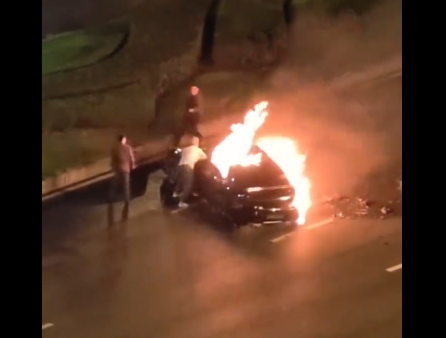 中國小米1輛SU7 Ultra在成都發生事故後起火，路人上前救援發現車門打不開。（圖擷自微博）