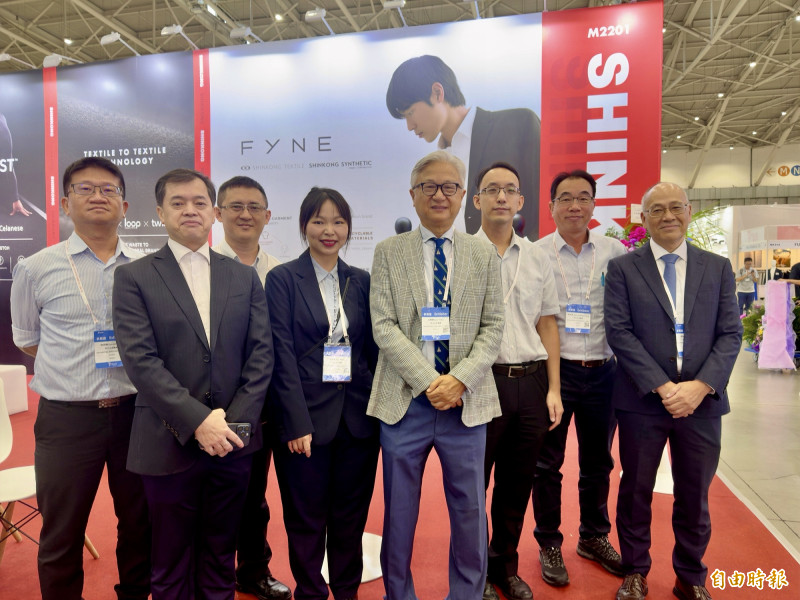 化纖大廠新光合纖董事長吳東昇（右4）今日出席台北紡織展。（記者方韋傑攝）