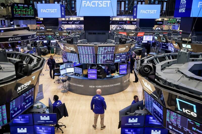 美國華爾街股市4個主要指數13日全部收漲，而台積電ADR更大漲近8%。（彭博）