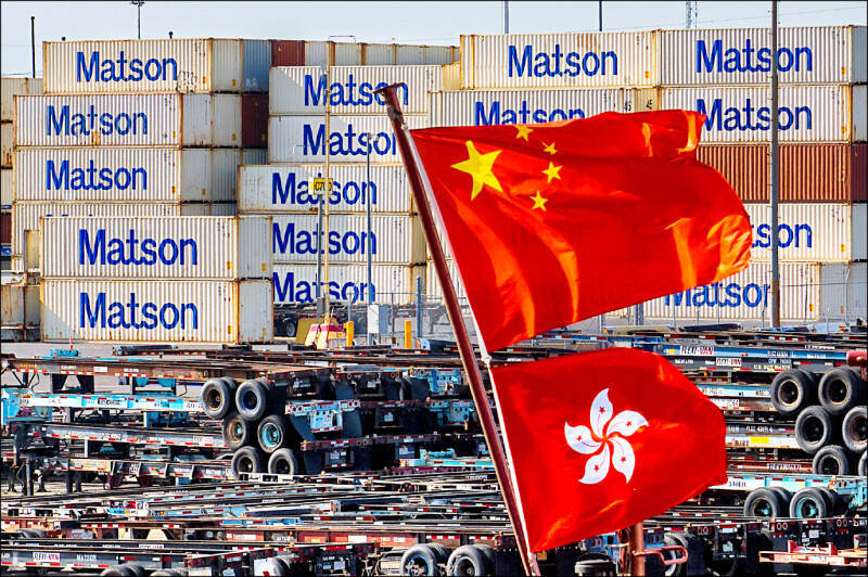 CNBC報導，據美推出一系列新關稅，若將先前對起重機徵收的多層級關稅考慮在內，新的關稅稅率可能高達270%。（美聯社檔案照）