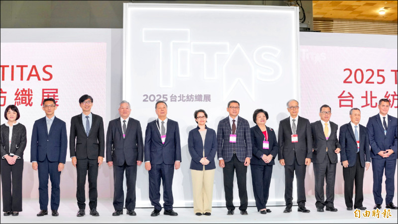 2025台北紡織展開幕典禮14日上午於台北南港展覽館1館盛大展開，副總統蕭美琴（左5）出席與中華民國紡織業拓展會董事長郭紹儀（右5）、總統府資政沈榮津（左3）等貴賓一同合影留念。（記者陳逸寬攝）