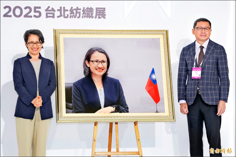 副總統蕭美琴出席「2025年台北紡織展TITAS開幕典禮」，紡織拓展會董事長郭紹儀（右）贈送以MIT布料製作的蕭美琴肖像畫。（記者陳逸寬攝）