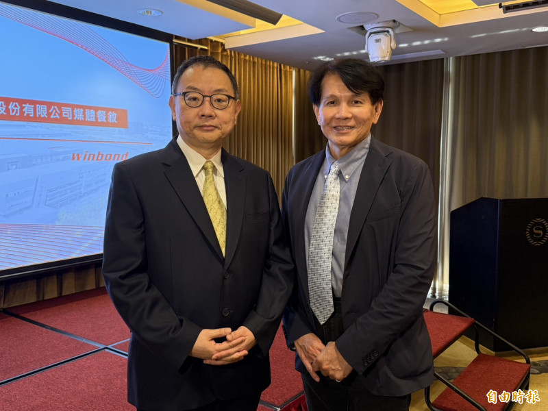 記憶體族群強強滾，南亞科、華邦電早盤紛紛亮燈漲停，左為華邦電董事長焦佑鈞。（記者洪友芳攝）
