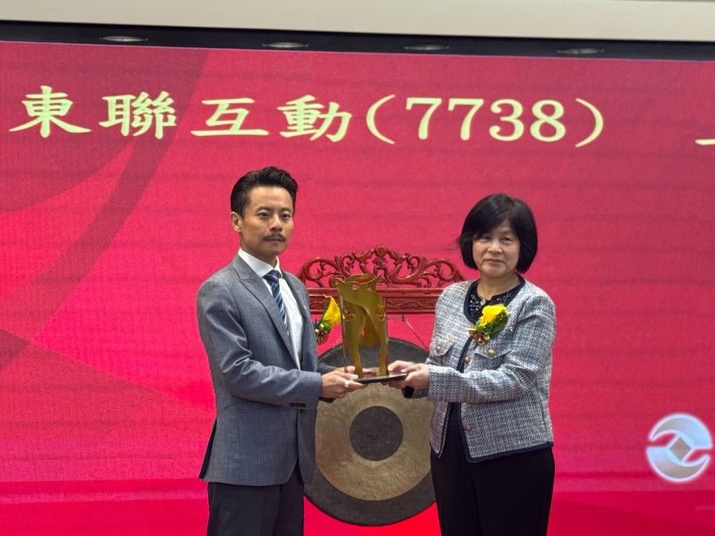 金融科技股東聯互動（7738）今（16）日以每股168元掛牌上櫃，隨即展開蜜月行情，圖左為董事長吳侑勳（業者提供）