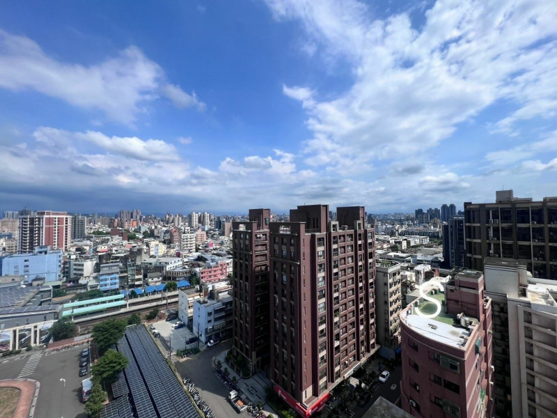 觀察台積電設廠行政區的房市價量變化，去年前8月竹北市中古屋揭露件數有1336件、今年同期則只剩下406件，年減幅約69.6%。（永慶房產集團提供）