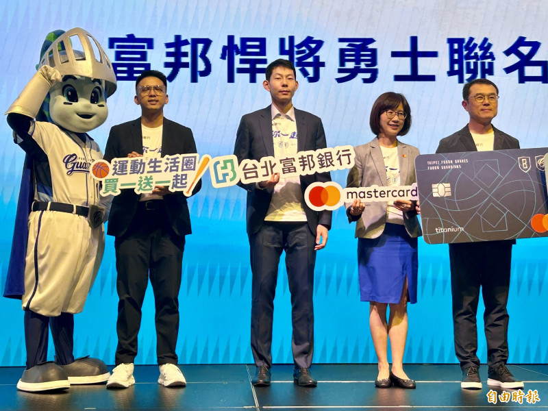 富邦集團董事長蔡明忠的長子、台北富邦銀行副總經理暨數位金融總處長蔡承道（中），今親自出席北富銀悍勇卡記者會。（記者吳欣恬攝）