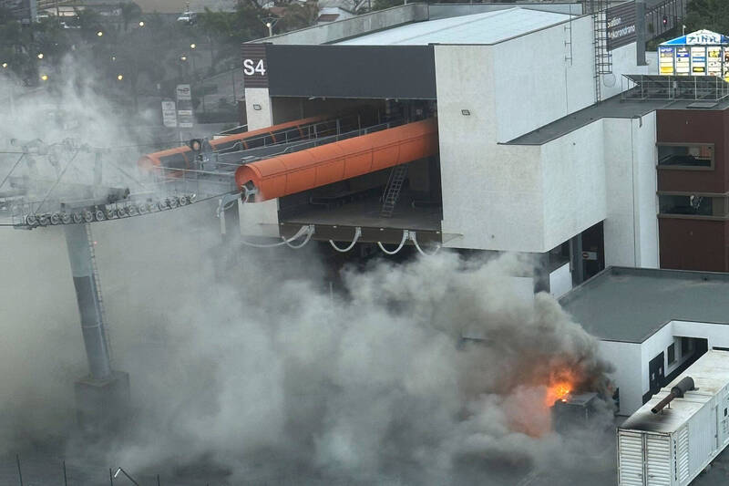 今年9月底，上百位馬達加斯加民眾走上安塔那那利佛街頭，表達對持續停水停電的憤怒，示威者更焚燒了新建的纜車站。（美聯社）