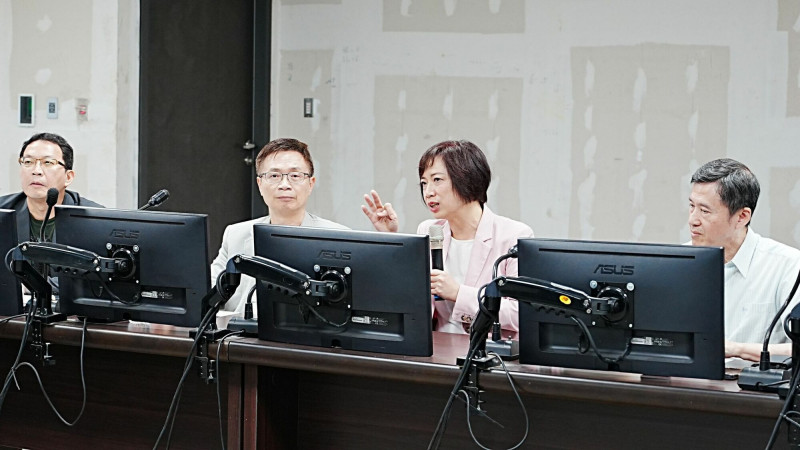 台中國際會展中心首展下週將登場，何欣純立委（右2）感謝外貿協會董事長黃志芳（左2）與「台灣手工具工業同業公會」持續的溝通、協助。（何欣純立委提供）