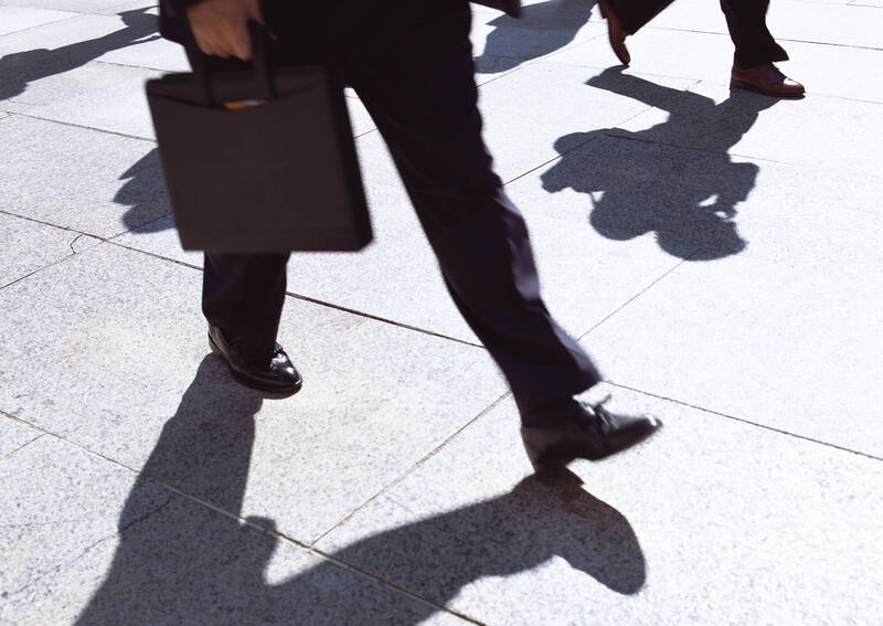 在實際職場上，出現過「雖然多益分數很高，卻完全無法開口說英語」而被解雇的案例。（情境照）