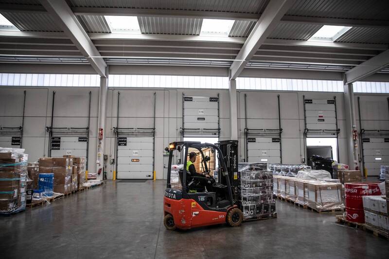 不少中高齡者出來創業，但失去公司的名號與招牌後，許多人往往被現實狠狠擊潰。倉庫工作示意圖。（彭博）