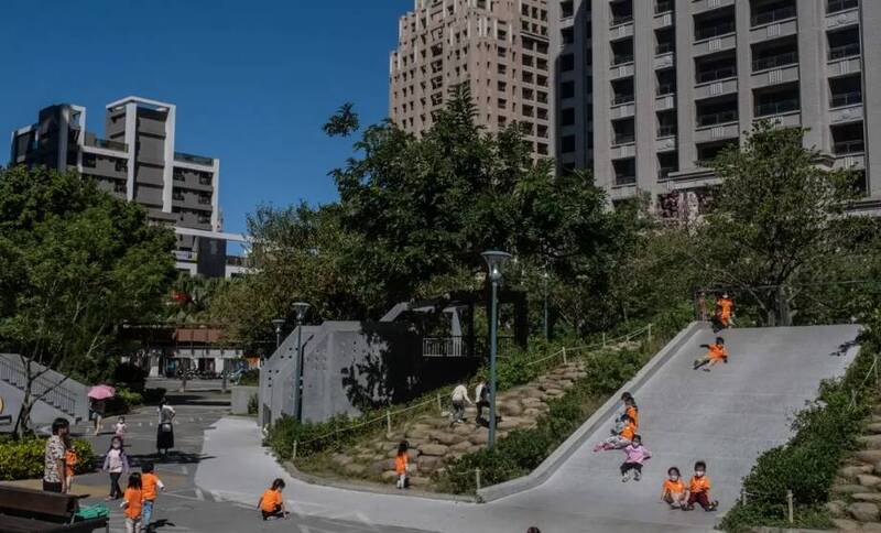 外媒報導，台灣「晶片之都」新竹扭轉了台灣生育低迷的局面，科技業的高薪幫助年輕家庭安頓下來，只要經濟能力許可，他們願意生小孩。（彭博）