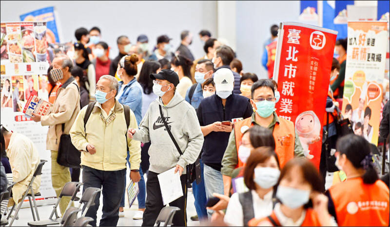 隨著人口高齡化，越來越多退休族選擇再次投入職場。（示意圖，資料照）