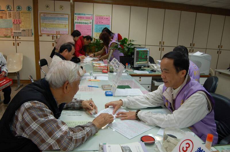 年資與平均投保薪資是影響勞保年金給付的2大關鍵。若想退休後領得安心,建議勞工盡早規劃、穩健調薪。(示意圖,資料照)