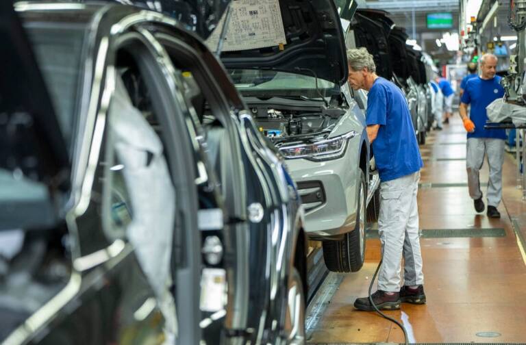 由於中美貿易爭端引發新的晶片危機，德國福斯汽車將於10月29日起暫停其在德國沃爾夫斯堡工廠的Golf車款生產，其他3款車也將停產。（路透）