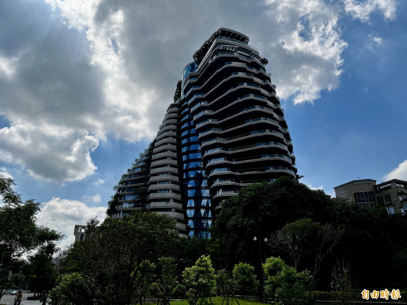 台北市信義計畫區旋轉豪宅「陶朱隱園」17樓（包括4車位）以12億元成交。（記者徐義平攝）