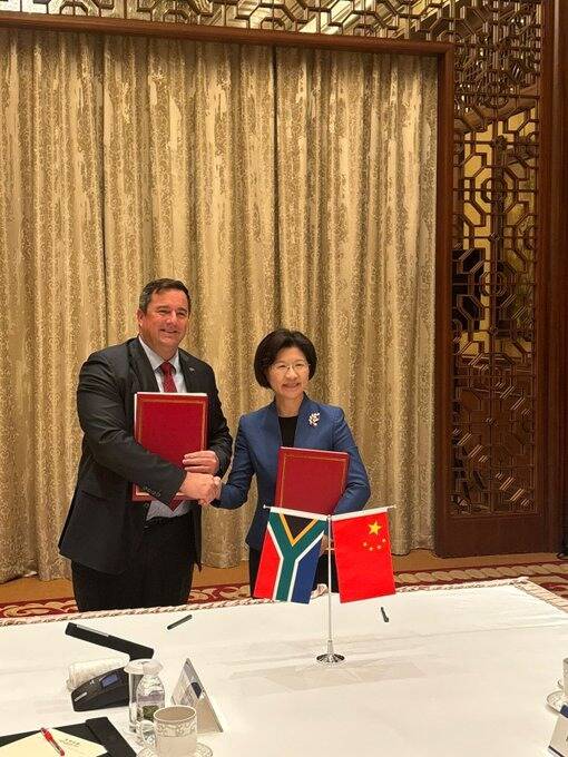 南非農業部長斯滕胡森(John Steenhuisen,左)與中國海關總署署長孫梅君簽訂貿易協議。(圖取自John Steenhuisen X帳號)