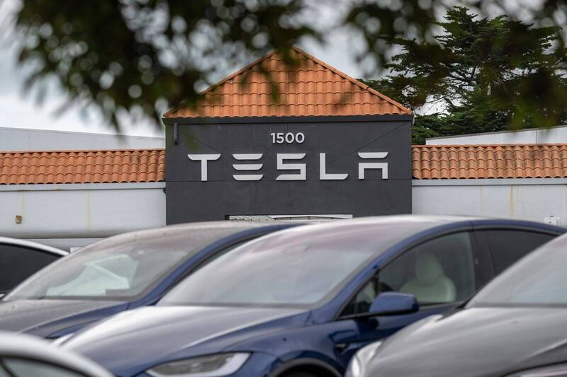 特斯拉(Tesla)22日公布第3季財報,營收成長12%至281億美元,終結連續2季下滑的局面。(示意圖,彭博社)