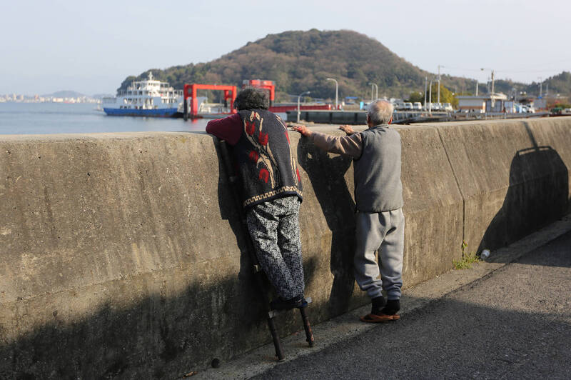 即使年邁的父母口口聲聲說「退休金準備得很充足」，身為子女仍難免會感到不安。示意圖。（彭博）