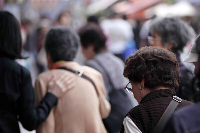 存款294萬、月領 7.35萬!兒「1句狠話」 ,退休老父心寒憂晚年破產。(示意圖,彭博)