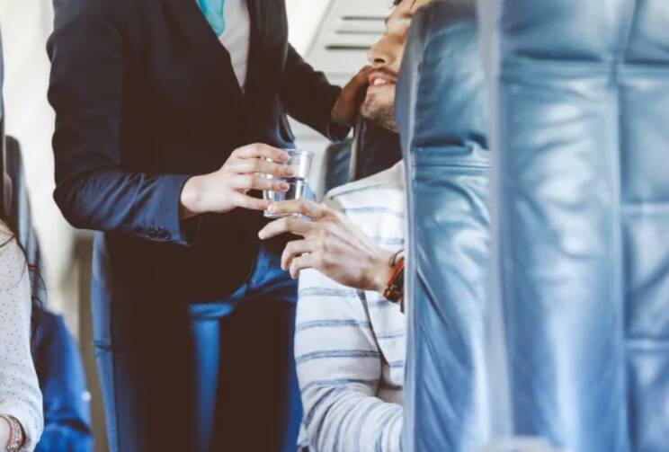 資深空姐透露,當乘客要水時,工作人員會盡量「謹慎地」給他們水,並且「不讓任何人看到」。(取自網路)